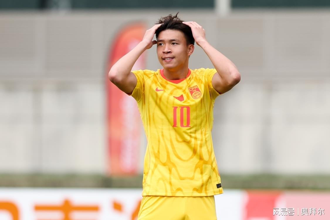 王钰栋锁喉对手引发冲突，国足vs阿联酋7分钟两度爆发