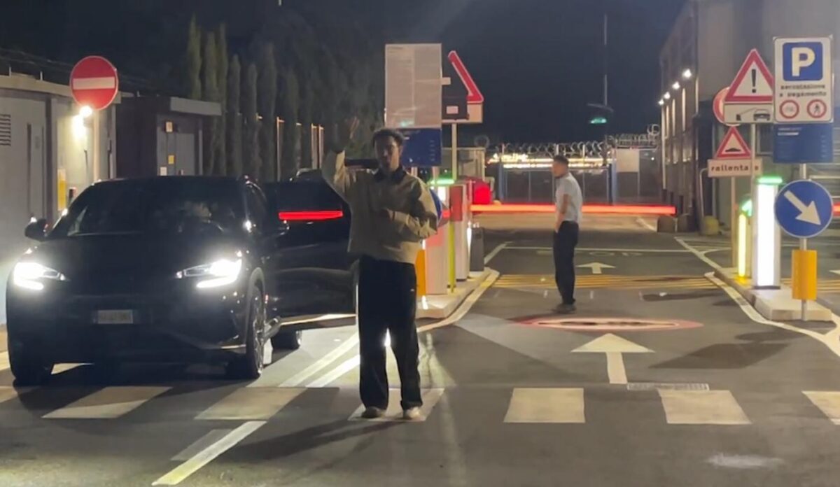 柯蒂斯-琼斯现身米兰时装周：我现在更爱意大利