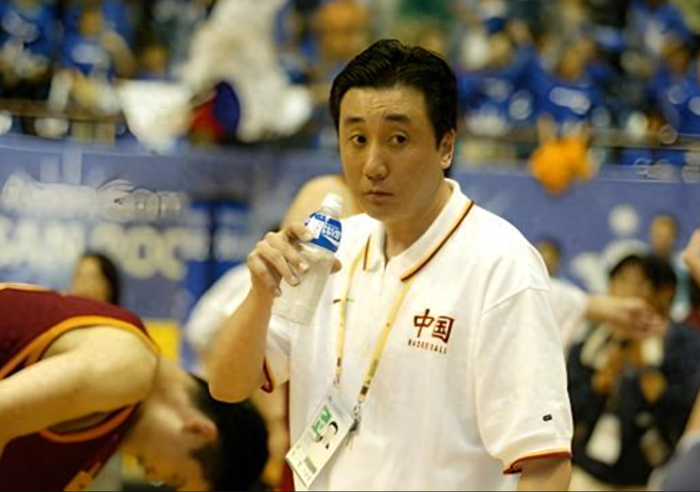 中国男篮主帅郭士强因亚运丢金遭热议 宫鲁鸣曾创历史最差战绩仍留任