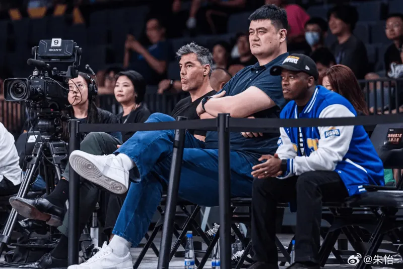 姚明斯科拉现身FIBA洲际杯现场观战上海男篮比赛