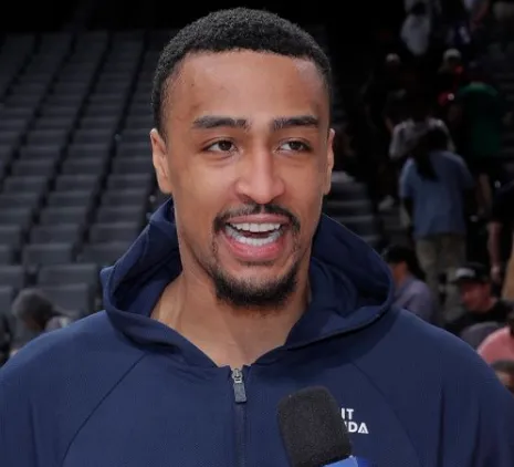 NBA官方晒照为活塞球员约翰-科林斯庆生
