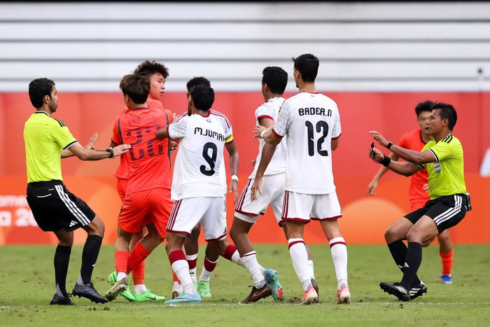 U23国足0比0战平阿联酋头名出线 吴曦：年轻人情绪上头但要聪明点