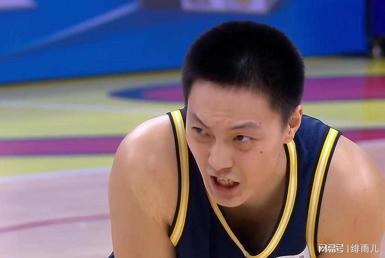 NBA发展联盟白硬中锋凯勒-凯利对阵北控男篮展现统治级防守,或加盟广东队