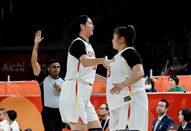 女篮亚运会中国女篮49-28领先蒙古女篮 张子宇半场8分钟砍下12分6篮板