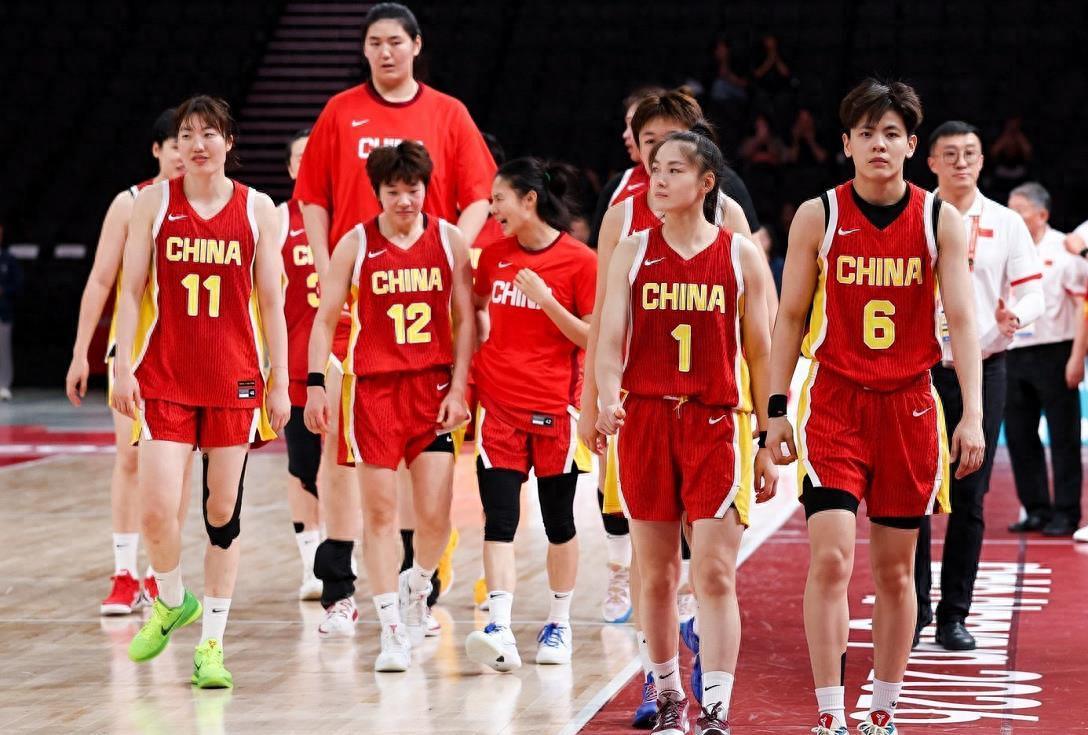 中国女篮大胜蒙古队26分晋级半决赛,杨舒予伤退暴露两大隐患