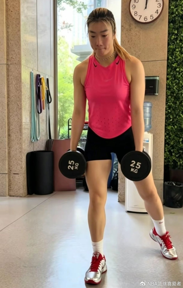 中国女篮李梦晒训练照，瘦身成功状态出色，新联赛推迟到明年