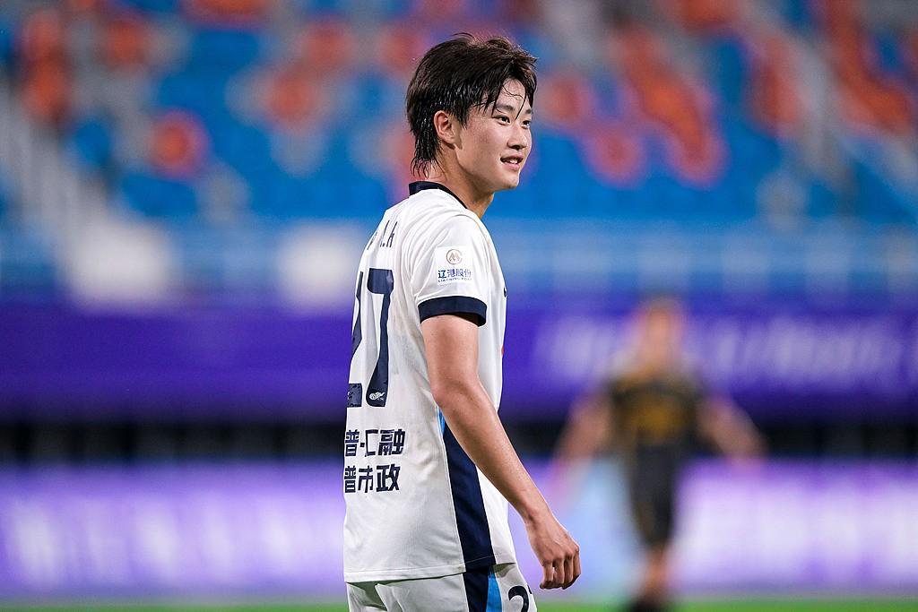 19岁零172天杨铭锐替补登场，上演国足一线队首秀