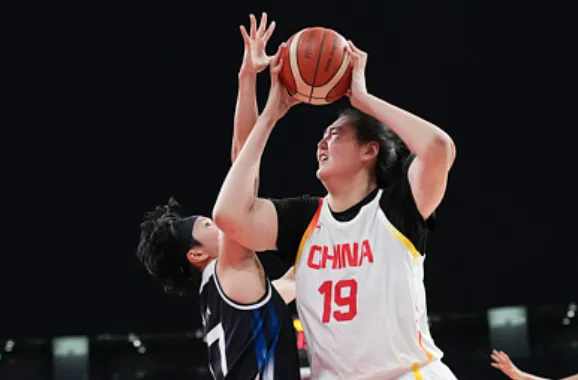 女篮亚运会半决赛张子宇砍下20分5篮板2助攻