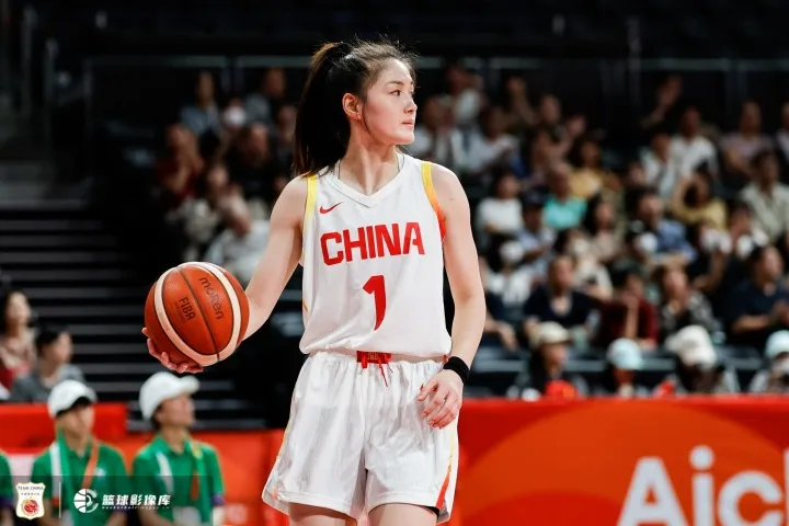 中国女篮80-85不敌韩国女篮，媒体人：张曼曼毫无威胁，王思雨带伤作战状态不佳