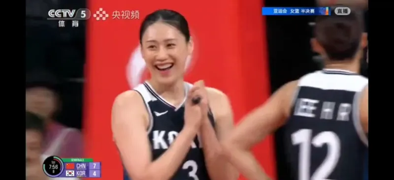 韩女篮球员场上笑容灿烂，替补席挥毛巾助威，反观女篮表情严肃