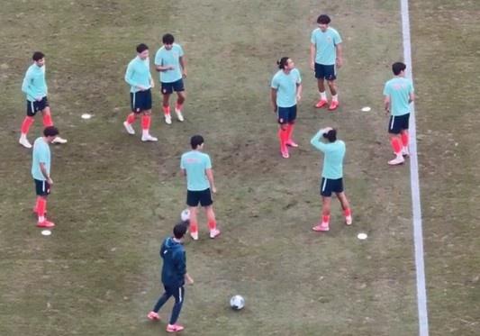 记者：中国U23男足vs泰国男足场地坑洼，张玉宁替补引猜测