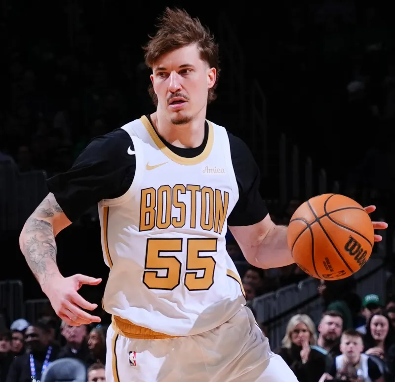 NBA官方晒照为凯尔特人球员贝勒-沙伊尔曼庆生