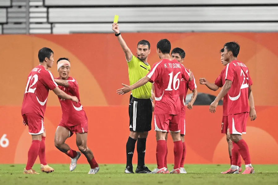 朝鲜U23不敌日本U21后拒绝列队握手，赛后与球迷互动