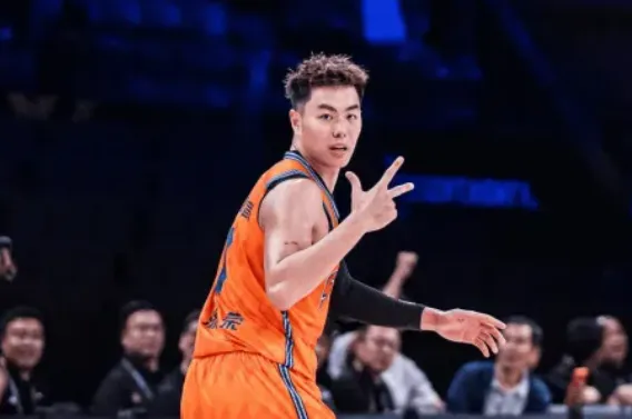 李添荣:季前赛最大作用是把练的东西用出来,上海男篮101-87北控男篮