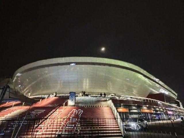 中秋夜浦东足球场举办演唱会,‘白玉碗’首次因演出沸腾
