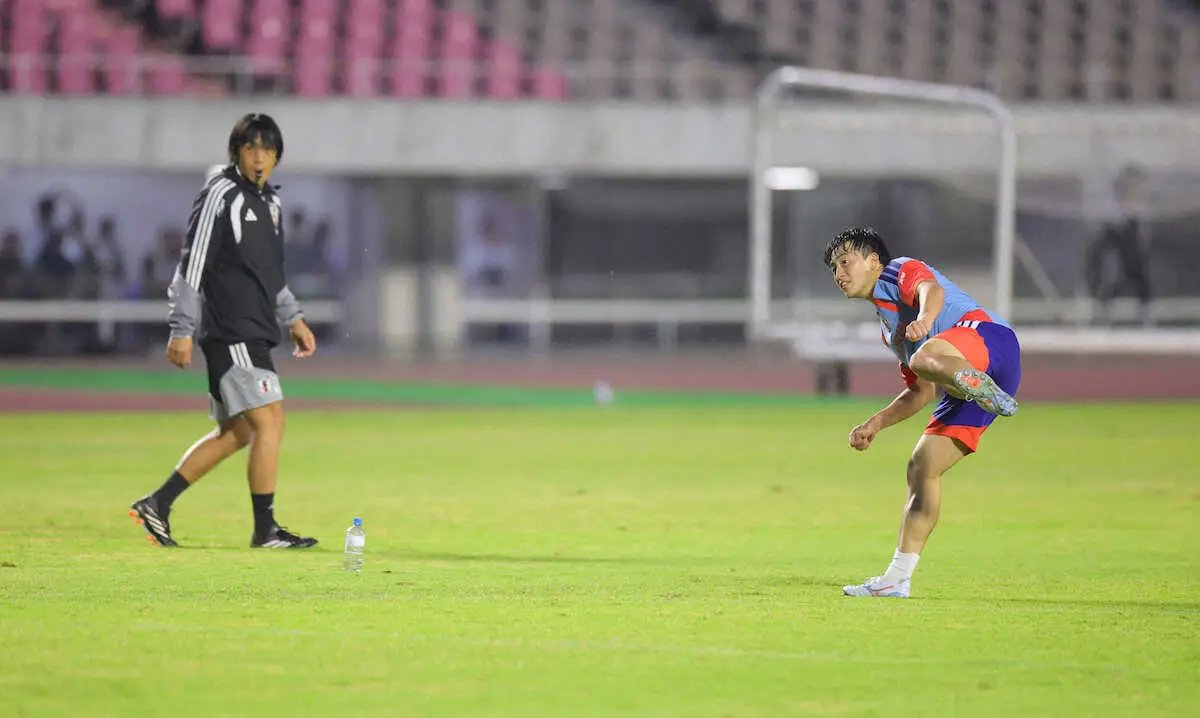 中村俊辅指导日本队三名中场练任意球