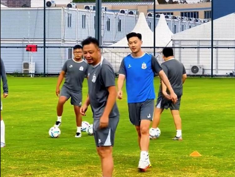 蒋圣龙参与赛前训练 上海申花备战中俄国际友谊赛