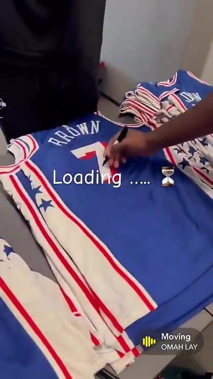杰伦·布朗为76人球衣签名，NBA新赛季备战