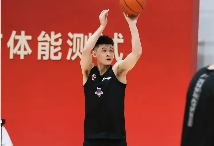 山东男篮完成新赛季CBA体测，今日登泰山或有球迷偶遇