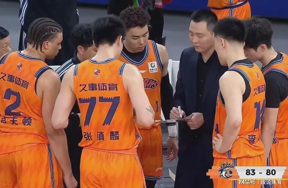上海男篮签下NBA后卫拉塞尔,大外援锁定霍姆斯