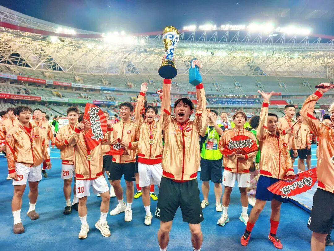 南昌足球2026赛季赣超联赛夺冠，年轻球员逆风翻盘