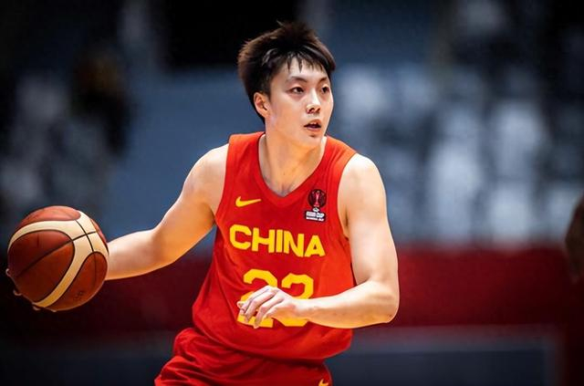 中国男篮惨败日本队20分,胡明轩承认拼劲不足,郭士强上热搜
