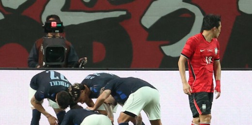 韩国队1-4惨败乌拉圭，球迷不满：感觉对不起洪明甫