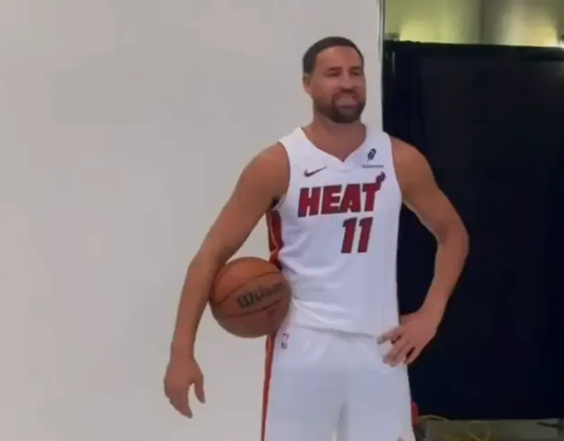 NBA官方晒克莱-汤普森热火媒体日定妆照