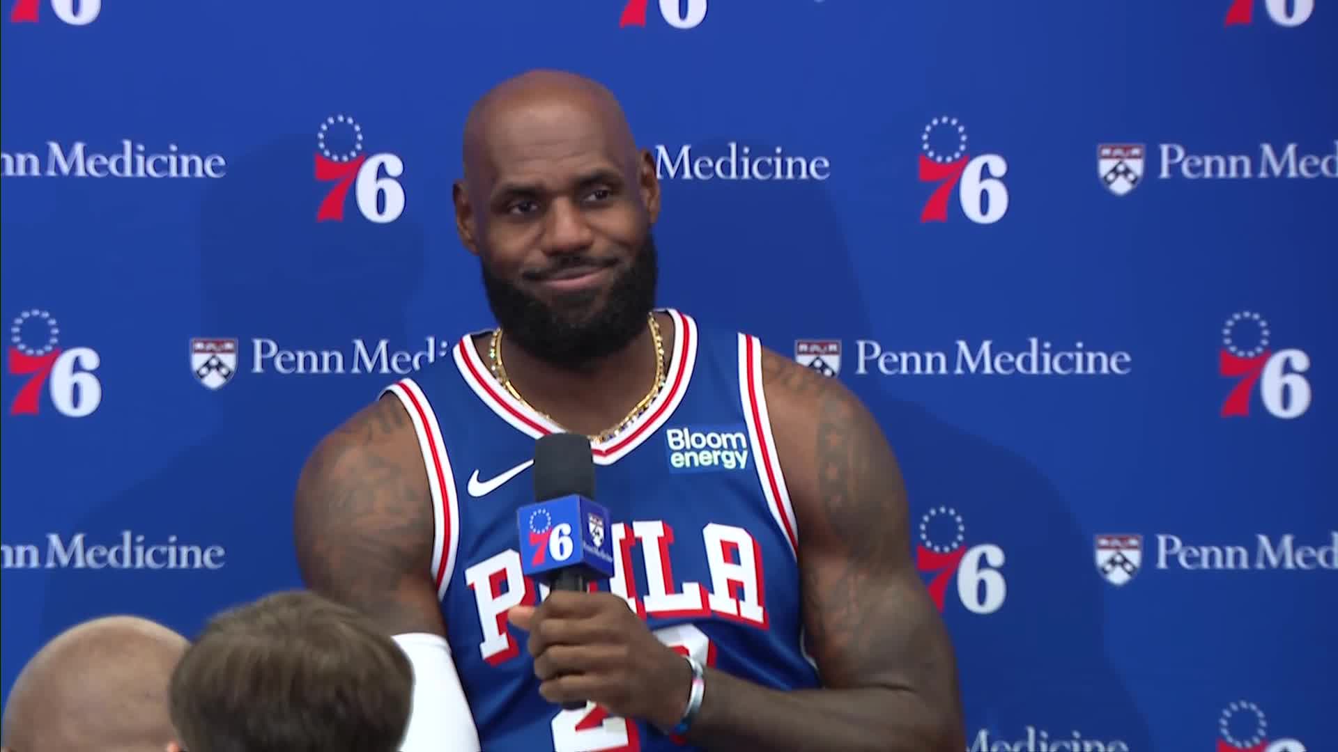 LeBron James现身76人媒体日：‘你们知道我是谁，对吧？’