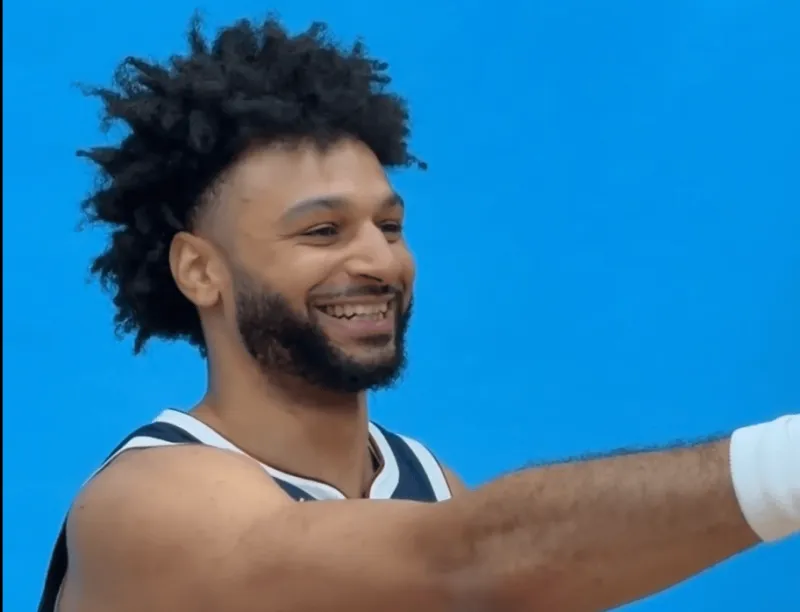 NBA官方晒出掘金媒体日贾马尔-默里定妆照拍摄花絮