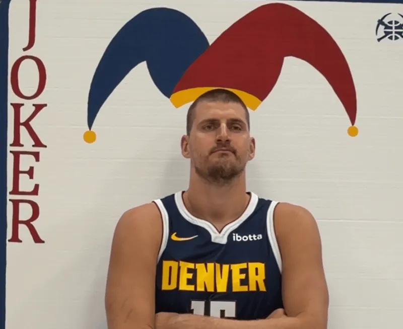 NBA官方晒约基奇媒体日定妆照拍摄花絮:Joker第12季