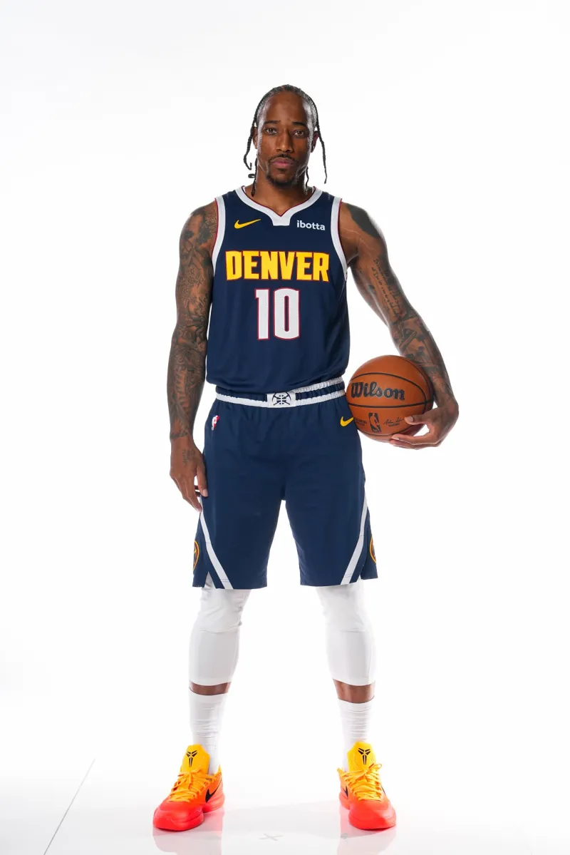 NBA官方发布德罗赞身披掘金球衣定妆照：第18个赛季开启新篇章