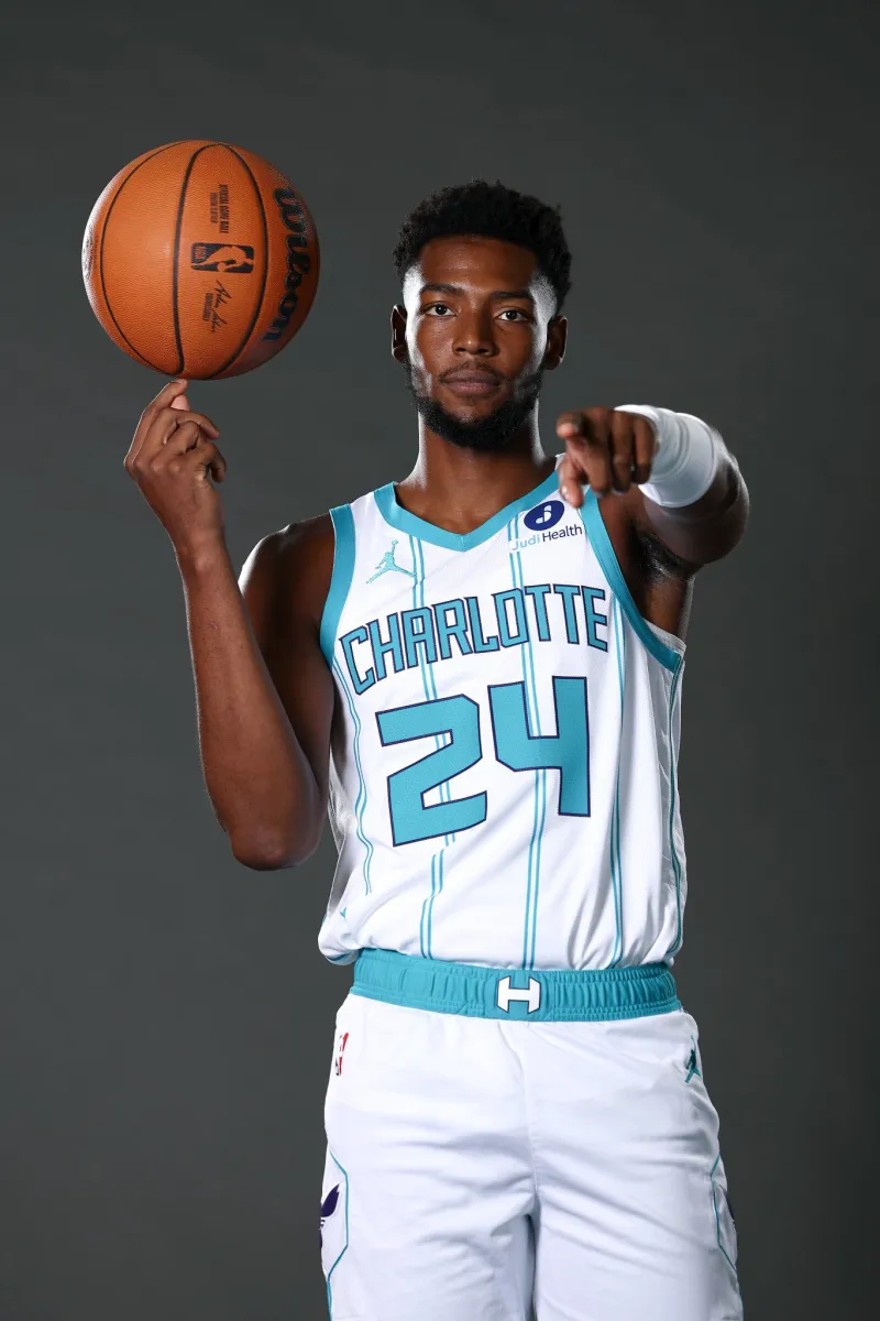 NBA官方发布布兰登-米勒定妆照：期待第四年延续良好状态