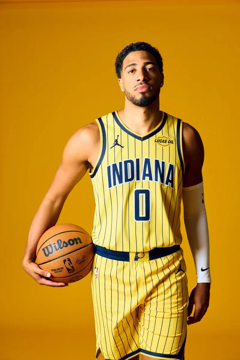 NBA官方晒泰雷斯-哈利伯顿定妆照：哈利伯顿回来了