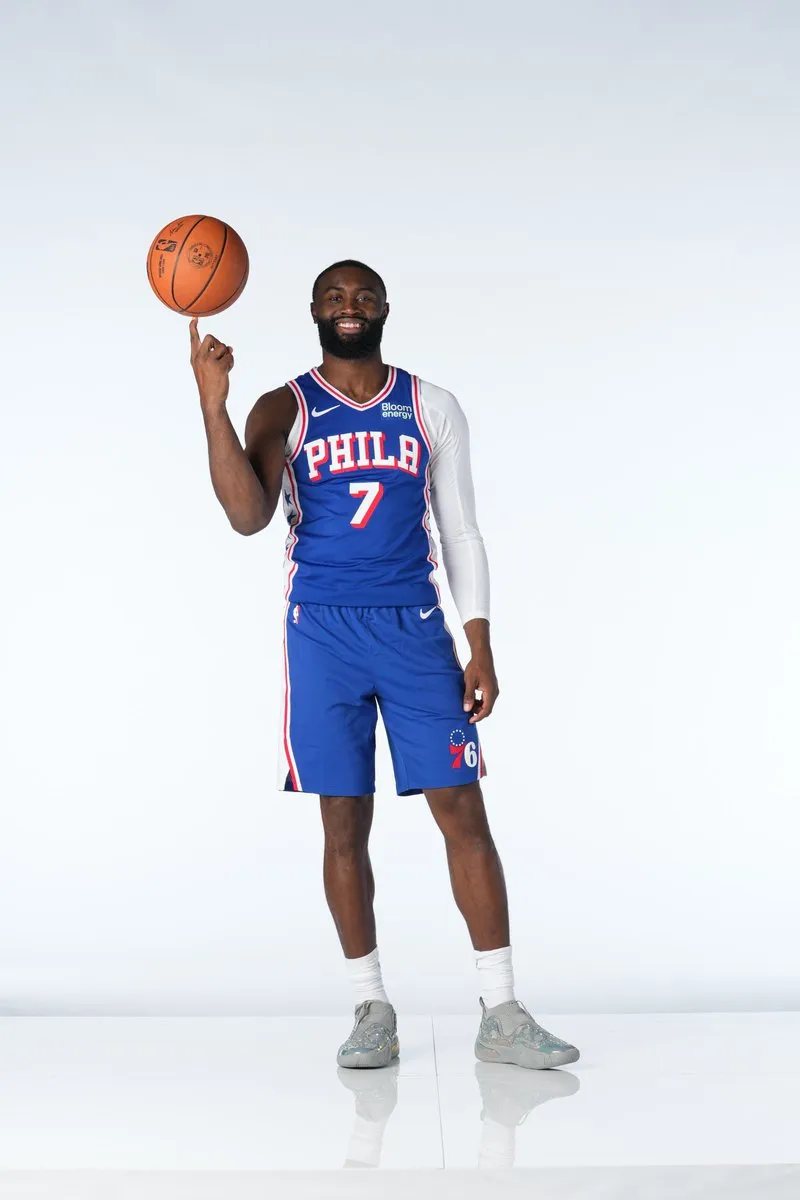 杰伦-布朗新球衣定妆照曝光！NBA官方晒图庆祝