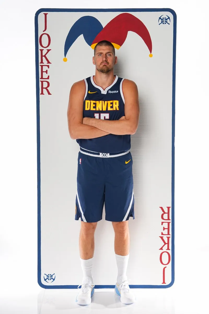 生涯第12年！NBA官方晒约基奇定妆照：掘金核心能打出什么表现？