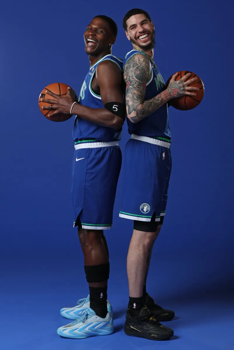 NBA官方晒爱德华兹与鲍尔合影：他们已在明尼苏达为新赛季准备