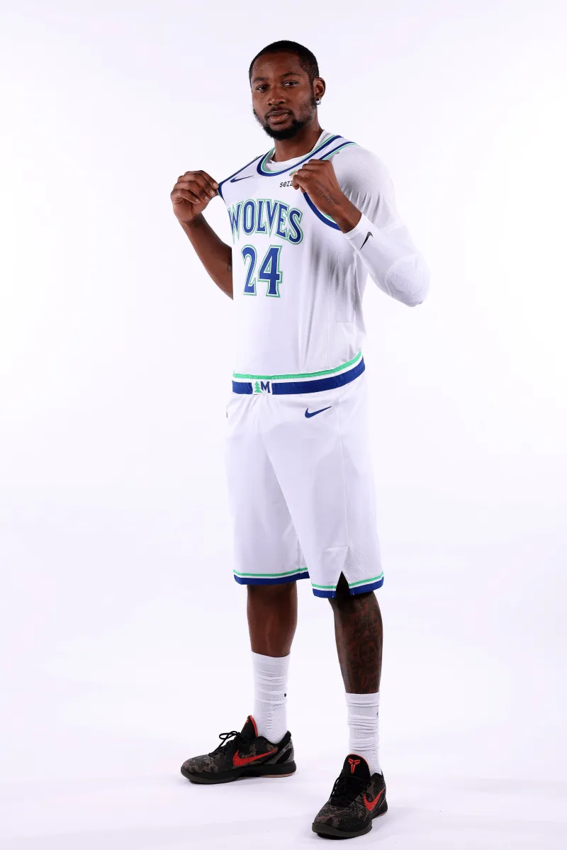 NBA官方晒库明加穿森林狼球衣定妆照：欢迎来到双子之城