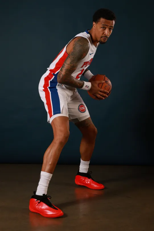NBA官方发布约翰-科林斯定妆照：同样号码不同球衣