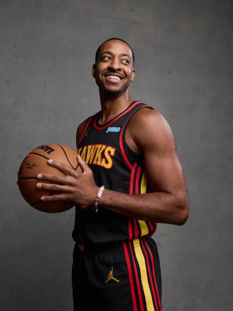 CJ-麦科勒姆晒定妆照庆祝NBA第14年，与老鹰提前续约1年2100万美元