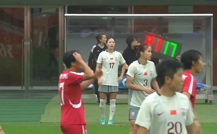 中国女足亚运半决赛第56分钟换人，谢宗梅换下染黄的孙方欣