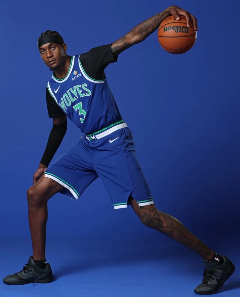 NBA官方晒照为杰登-麦克丹尼尔斯庆生