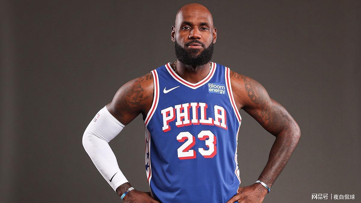 76人训练结束，詹姆斯被拍到坐直升机返回纽约