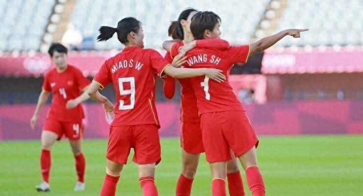 中国女足0-2不敌朝鲜无缘决赛，四记闷棍暴露短板