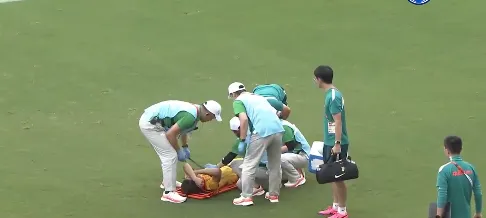 毛伟杰拼抢受伤泪洒赛场 木塔力甫替补登场亚运男足半决赛