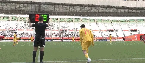 亚运男足半决赛:中国U23换人调整,徐彬被换下,依木兰替补登场