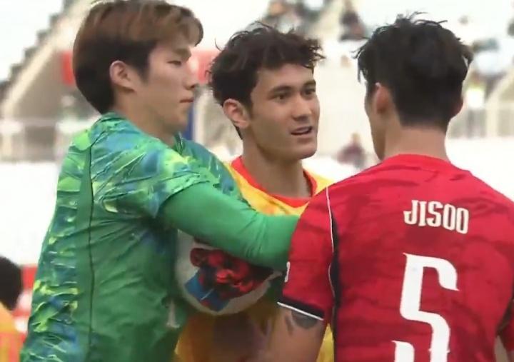 亚运男足半决赛中国U23vs韩国U23 拜合拉木遭金志树阻挡引发争执