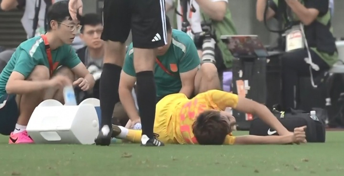 毛伟杰疑似重伤被担架抬下场 中国U23对阵韩国U23