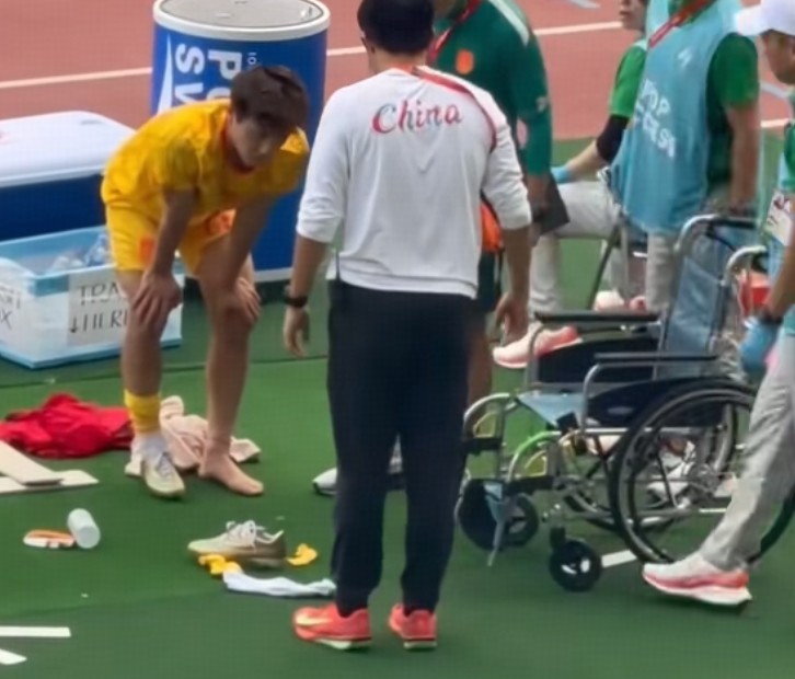 毛伟杰带伤坚持比赛 中国U23男足半决赛对阵韩国U23