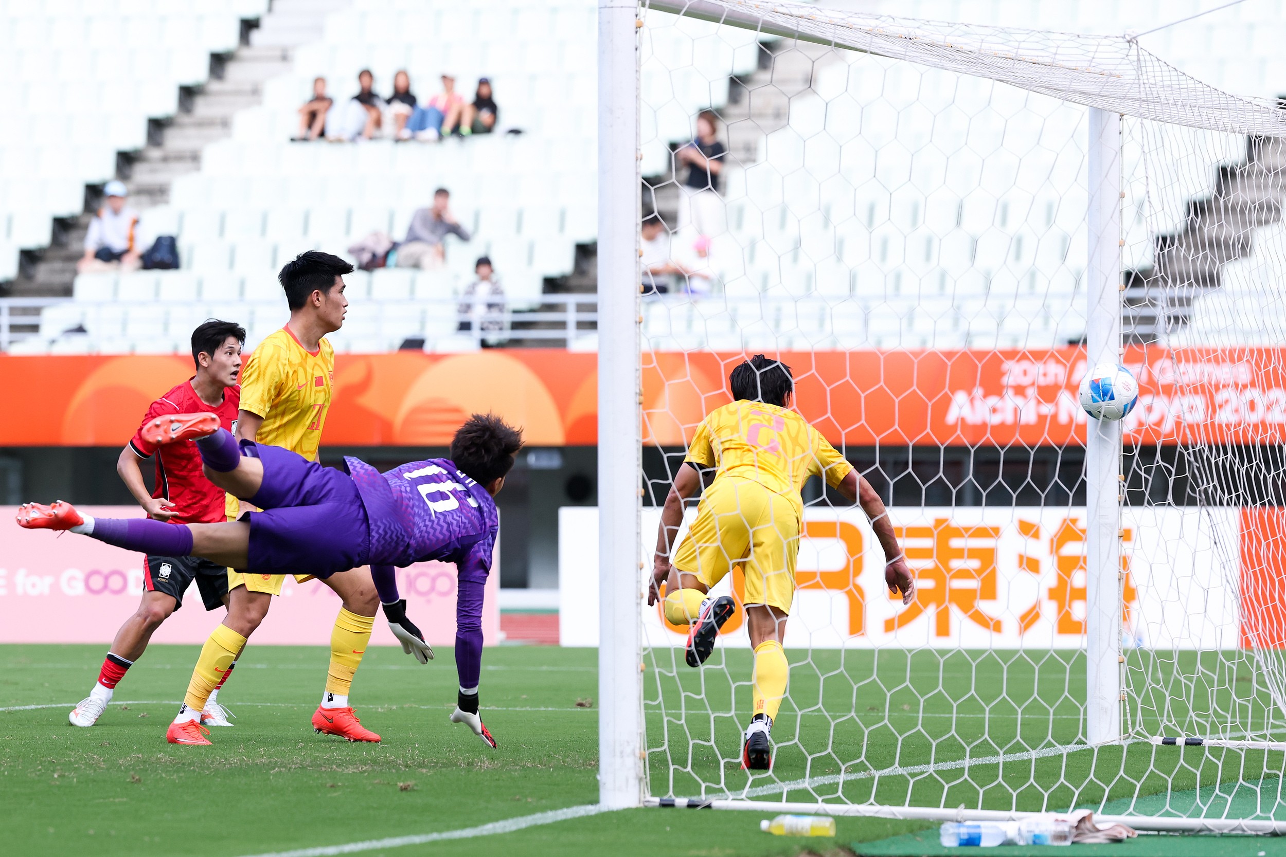 中国U23男足1-2不敌韩国U23，徐彬失误引热议